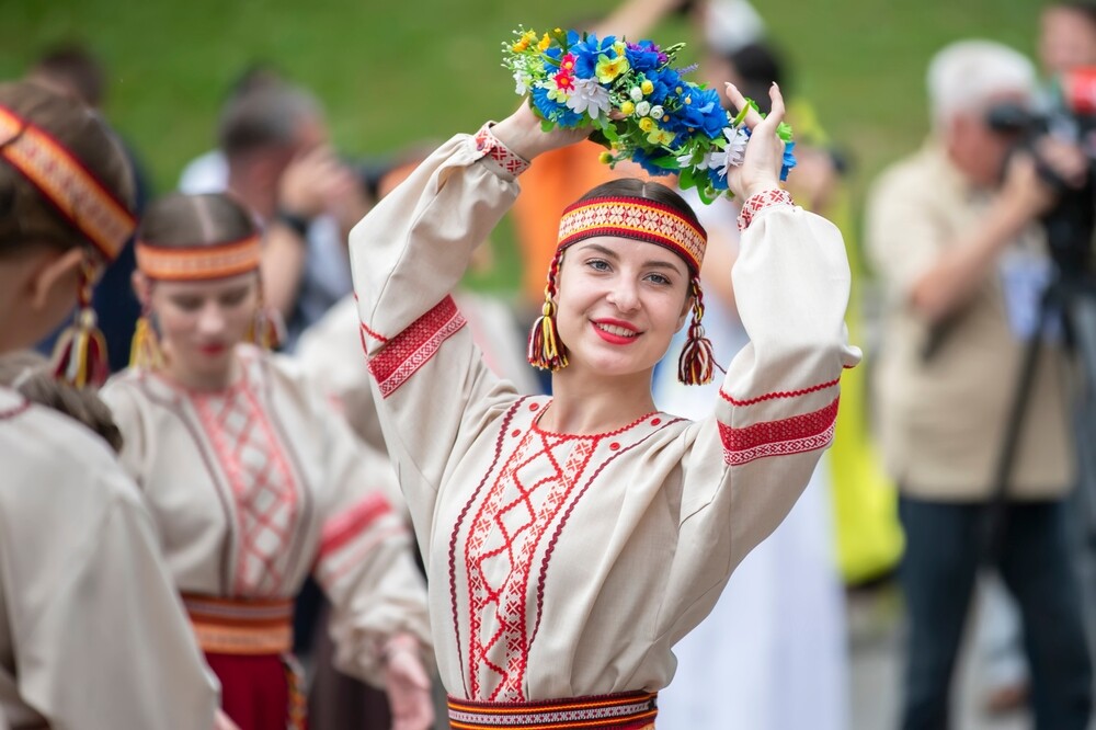 Карнавал по-гродненски: фестиваль национальных культур открылся в Беларуси