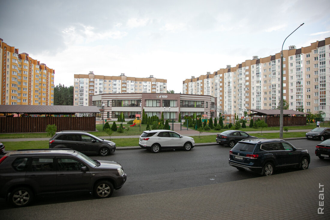«Косули ходят практически у подъезда». Как живется в многоэтажках в поселке Лесном под Минском