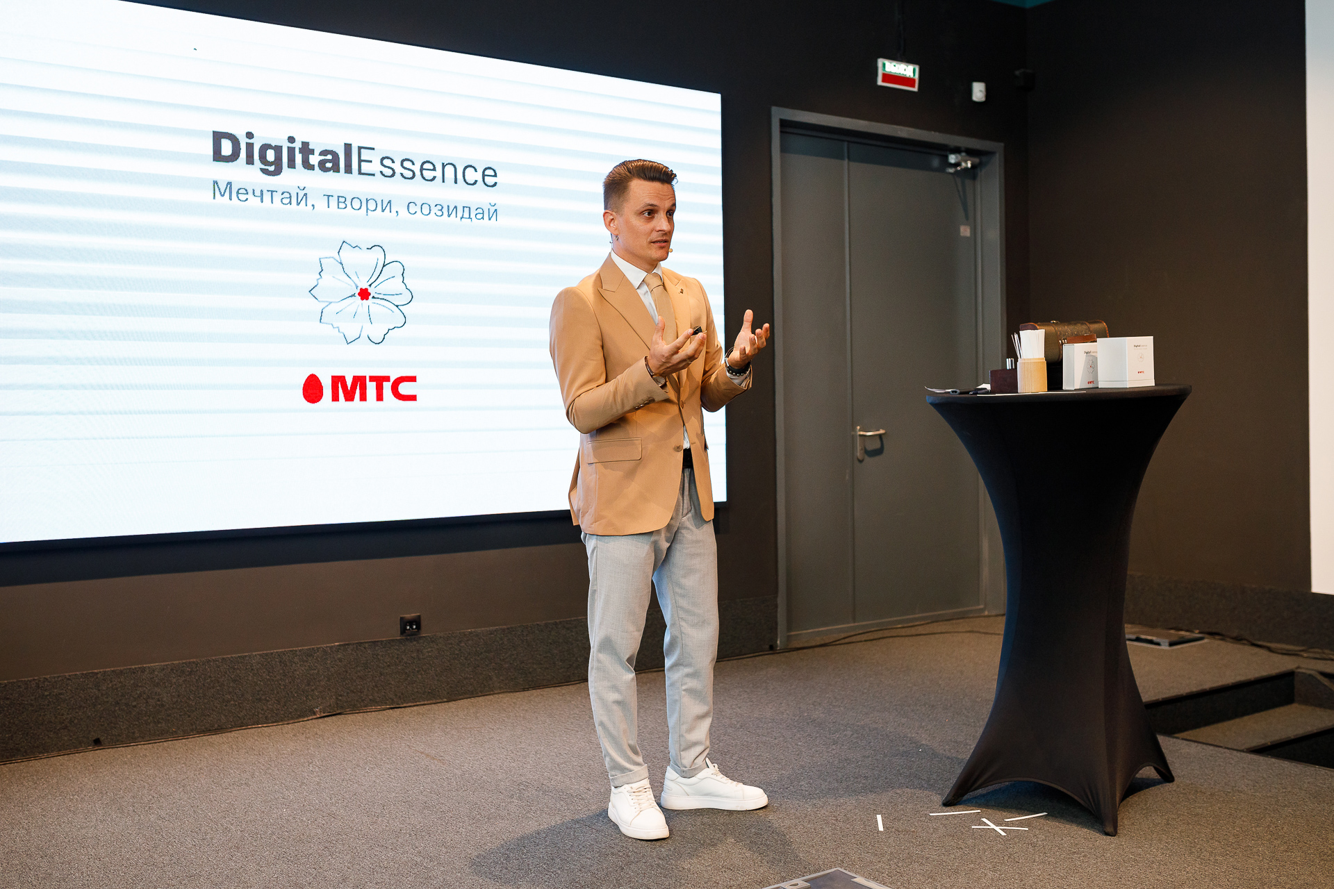 Эмоциональная связь: МТС представил собственный аромат бренда DigitalEssence, вдохновленный технологиями