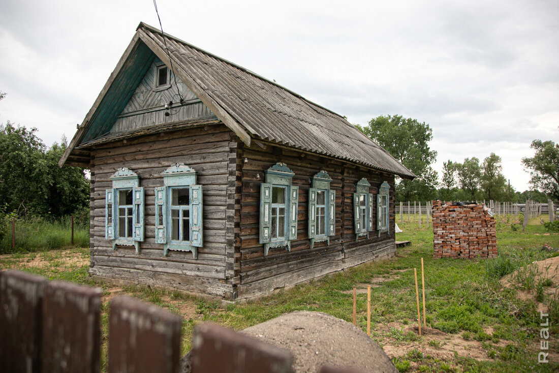 Хата не прадаецца. Бизнес-леди из Минска строит дом в деревне прадеда и создает сайт с ее историей