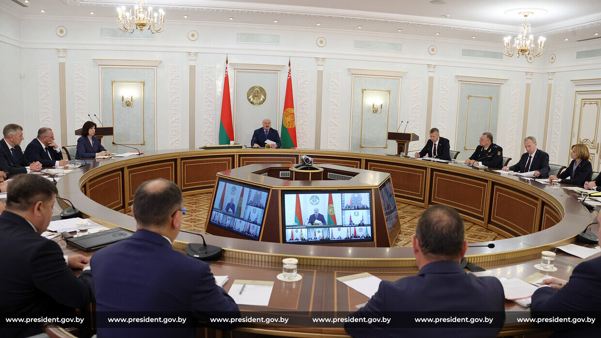 Лукашенко раскритиковал чиновников за попытку нажиться на последствиях урагана