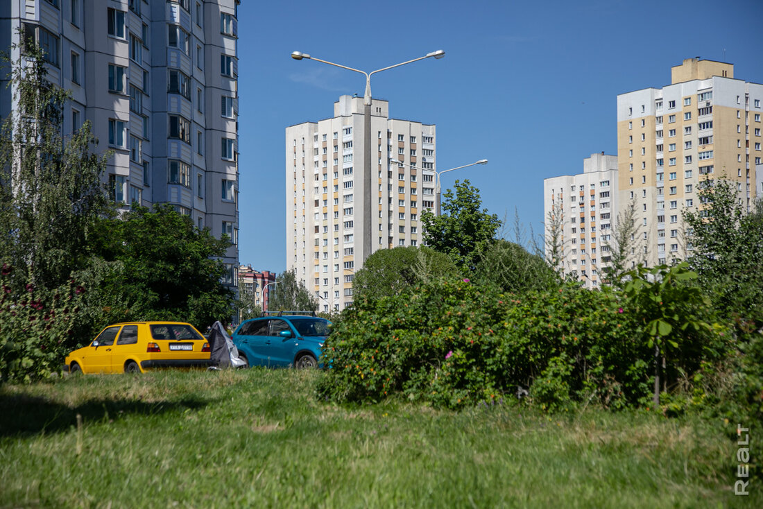 «Об этом месте мало кто знает». Как живется в панельках у озера возле Каменной Горки