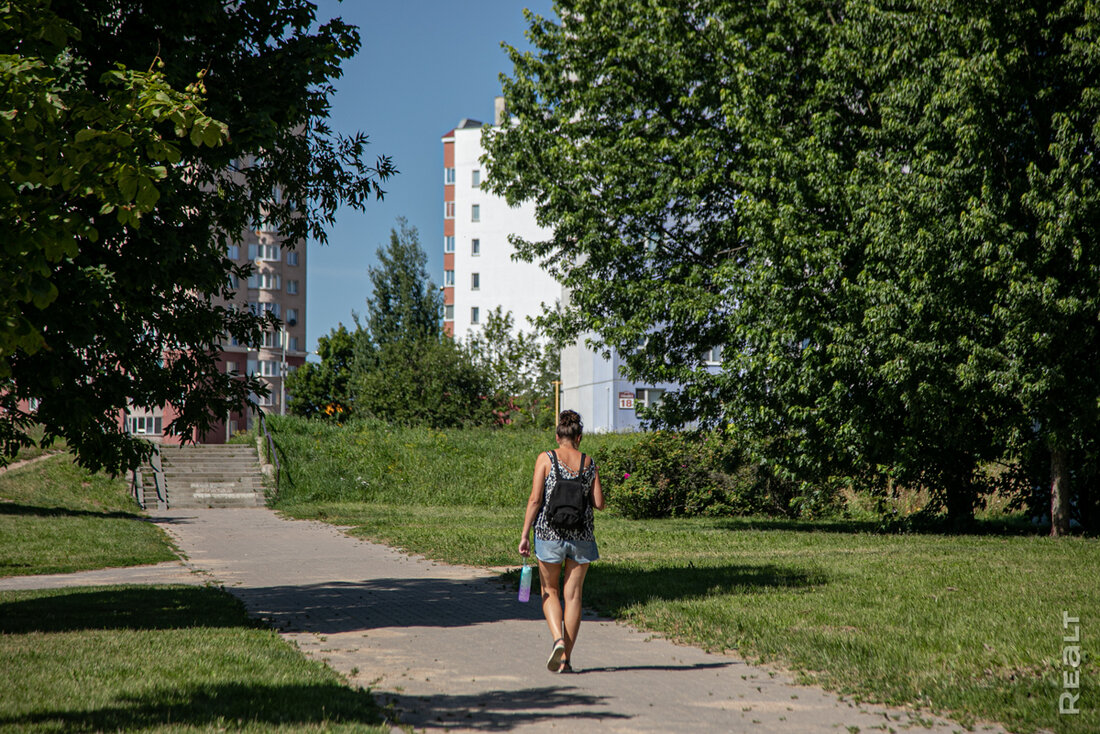 «Об этом месте мало кто знает». Как живется в панельках у озера возле Каменной Горки