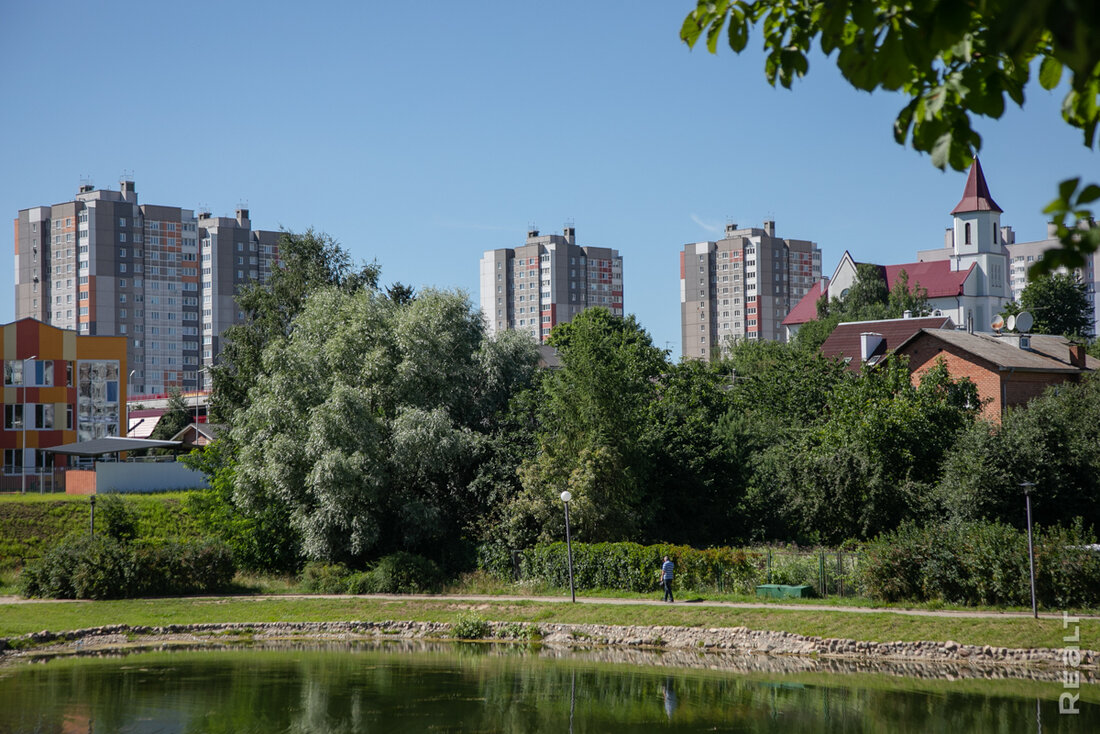 «Об этом месте мало кто знает». Как живется в панельках у озера возле Каменной Горки