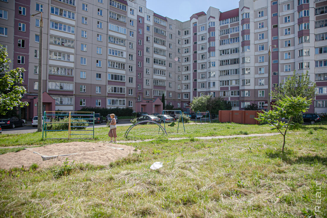 «Об этом месте мало кто знает». Как живется в панельках у озера возле Каменной Горки
