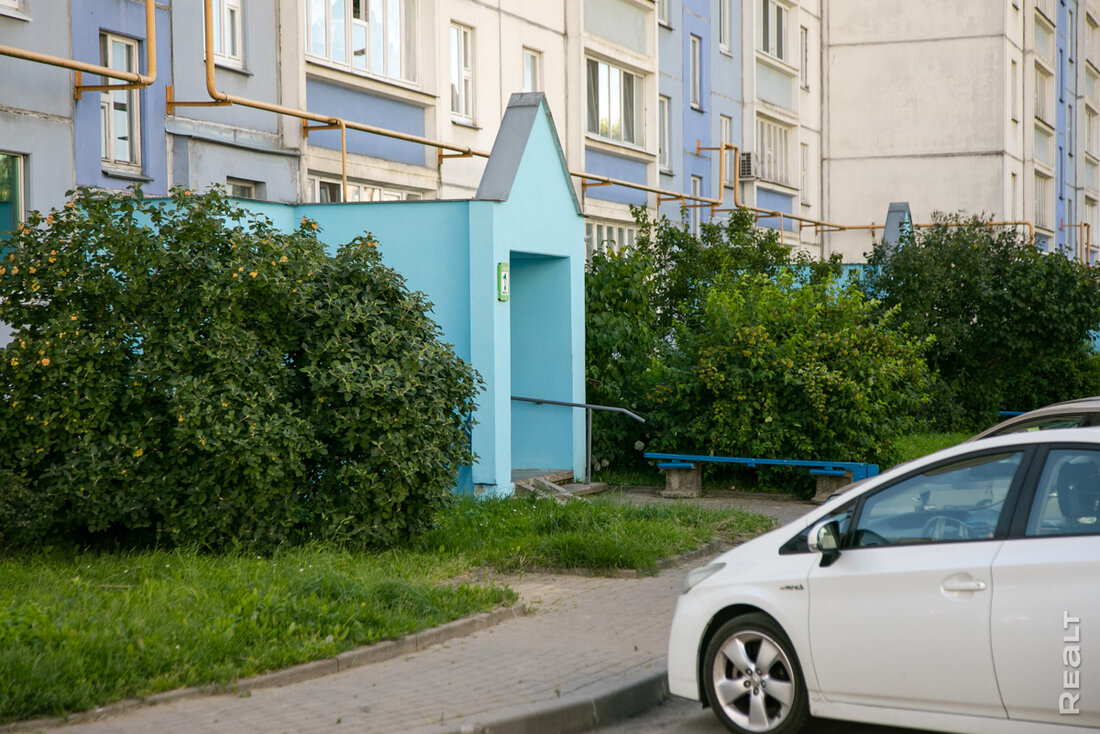 «Об этом месте мало кто знает». Как живется в панельках у озера возле Каменной Горки