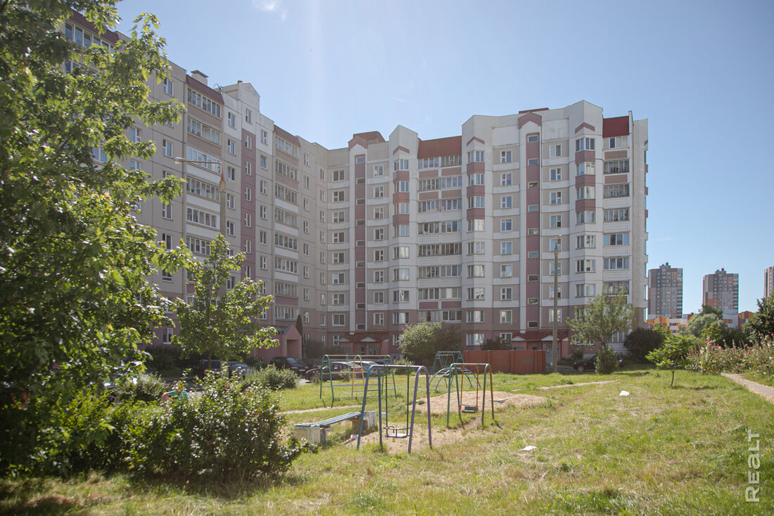 «Об этом месте мало кто знает». Как живется в панельках у озера возле Каменной Горки