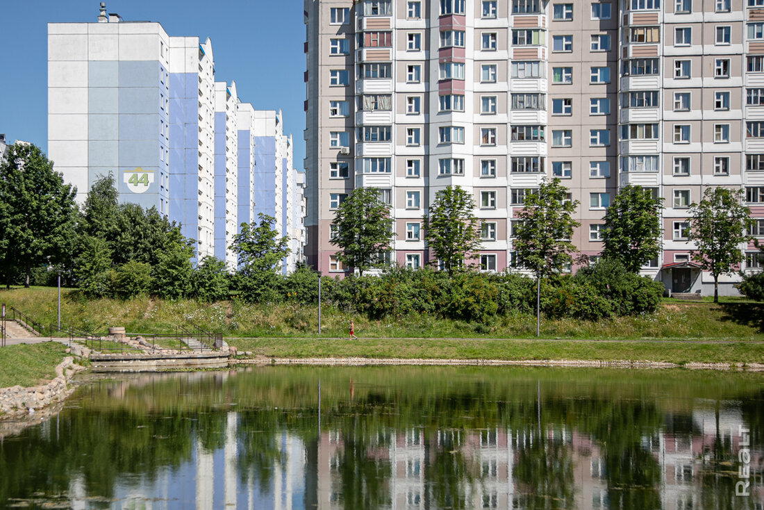 «Об этом месте мало кто знает». Как живется в панельках у озера возле Каменной Горки