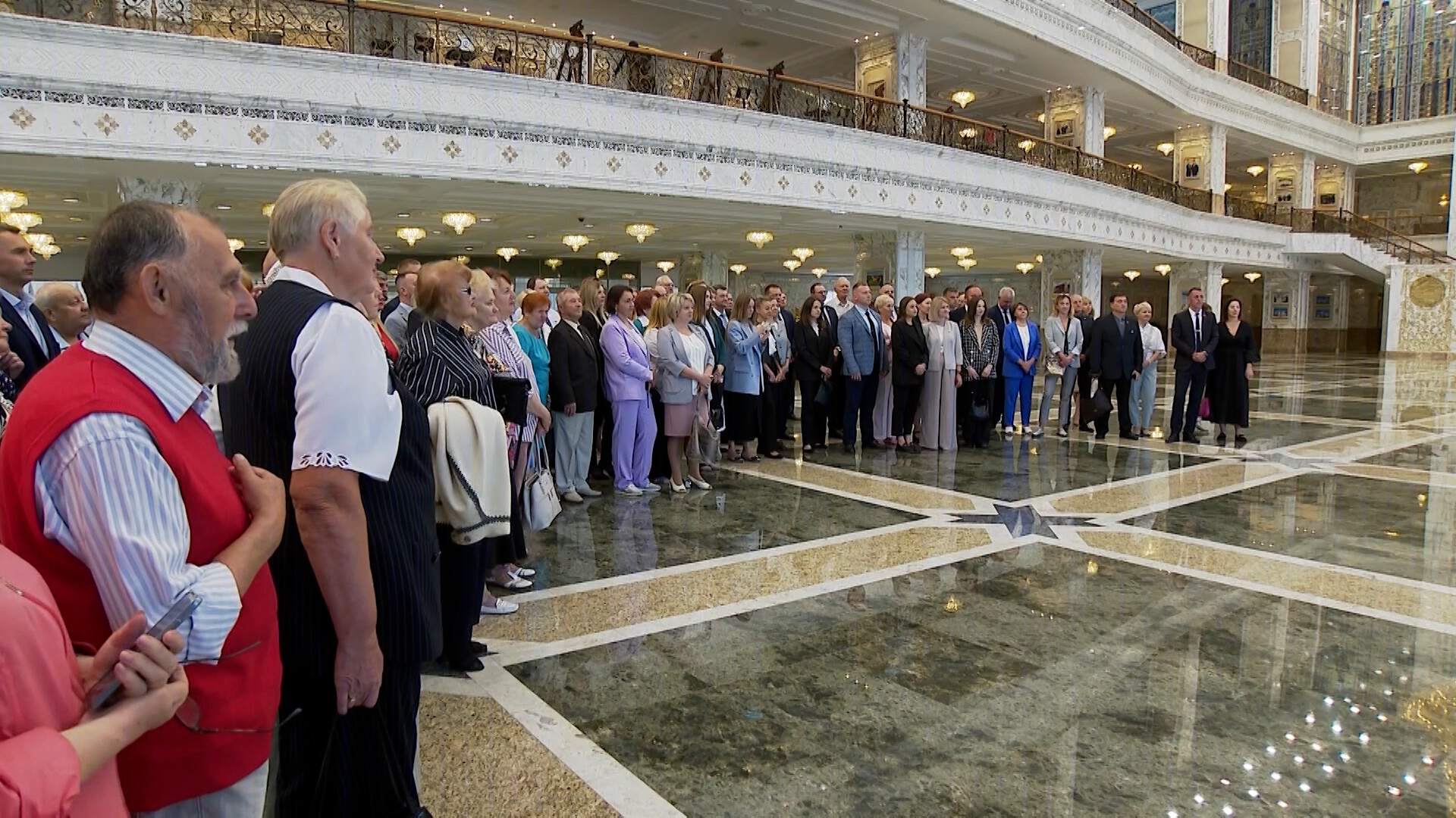 80-летие МАЗа: сотрудники автозавода побывали на экскурсии во Дворце Независимости