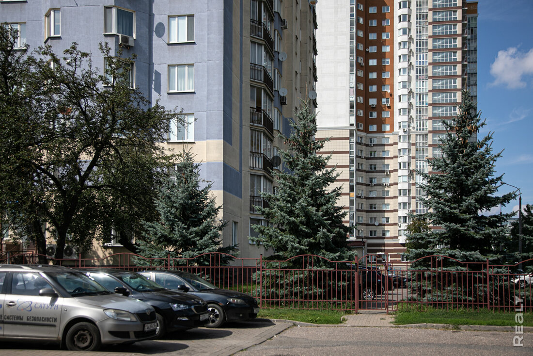 «Квартиры тут покупали айтишники из России». Как живется в высотках у бывшего Червенского рынка