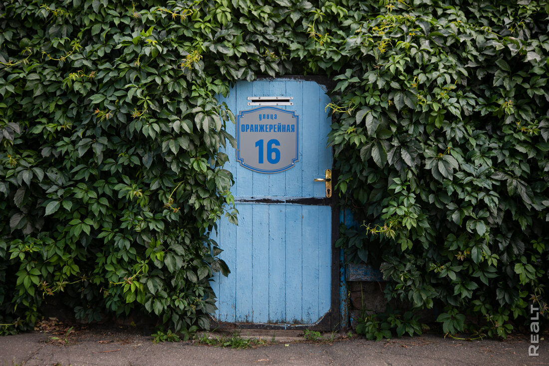 «Квартиры тут покупали айтишники из России». Как живется в высотках у бывшего Червенского рынка