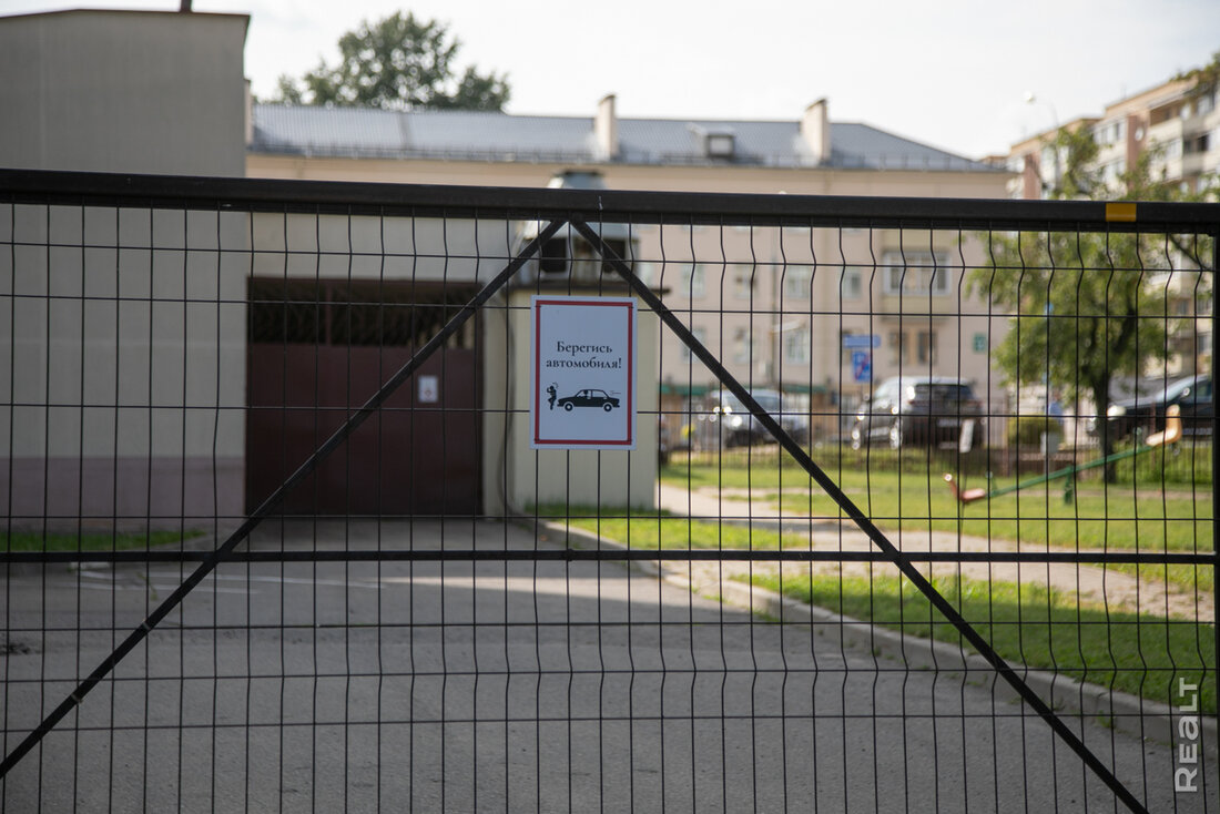 «Квартиры тут покупали айтишники из России». Как живется в высотках у бывшего Червенского рынка