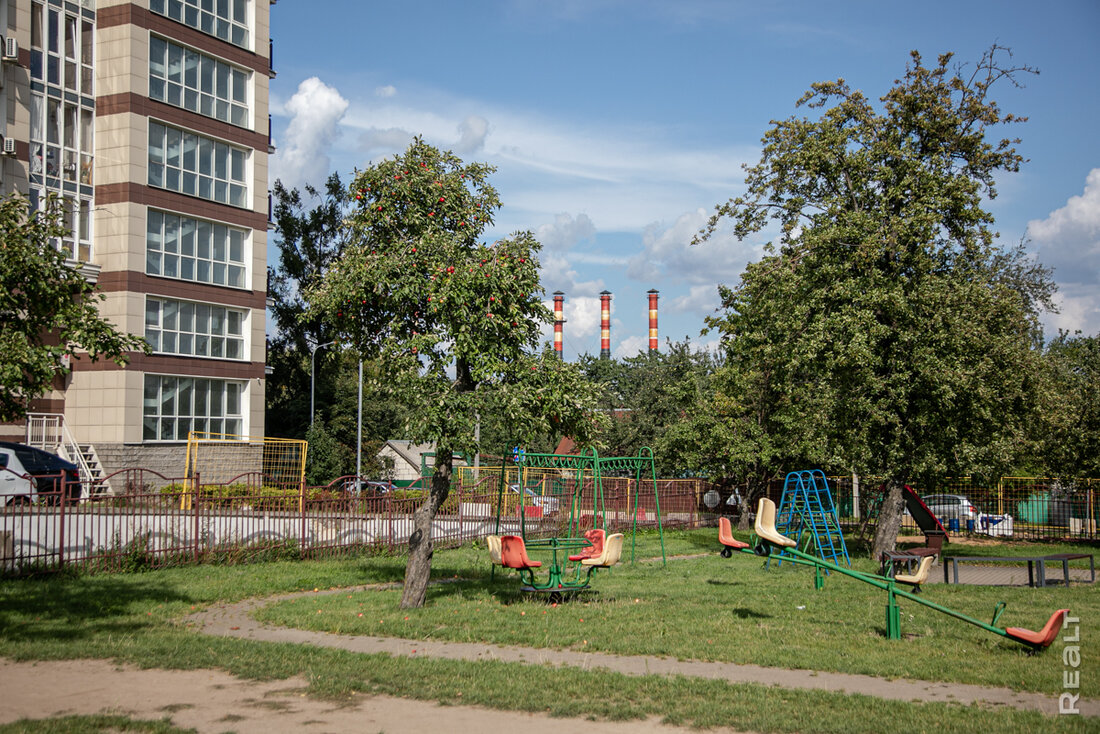 «Квартиры тут покупали айтишники из России». Как живется в высотках у бывшего Червенского рынка