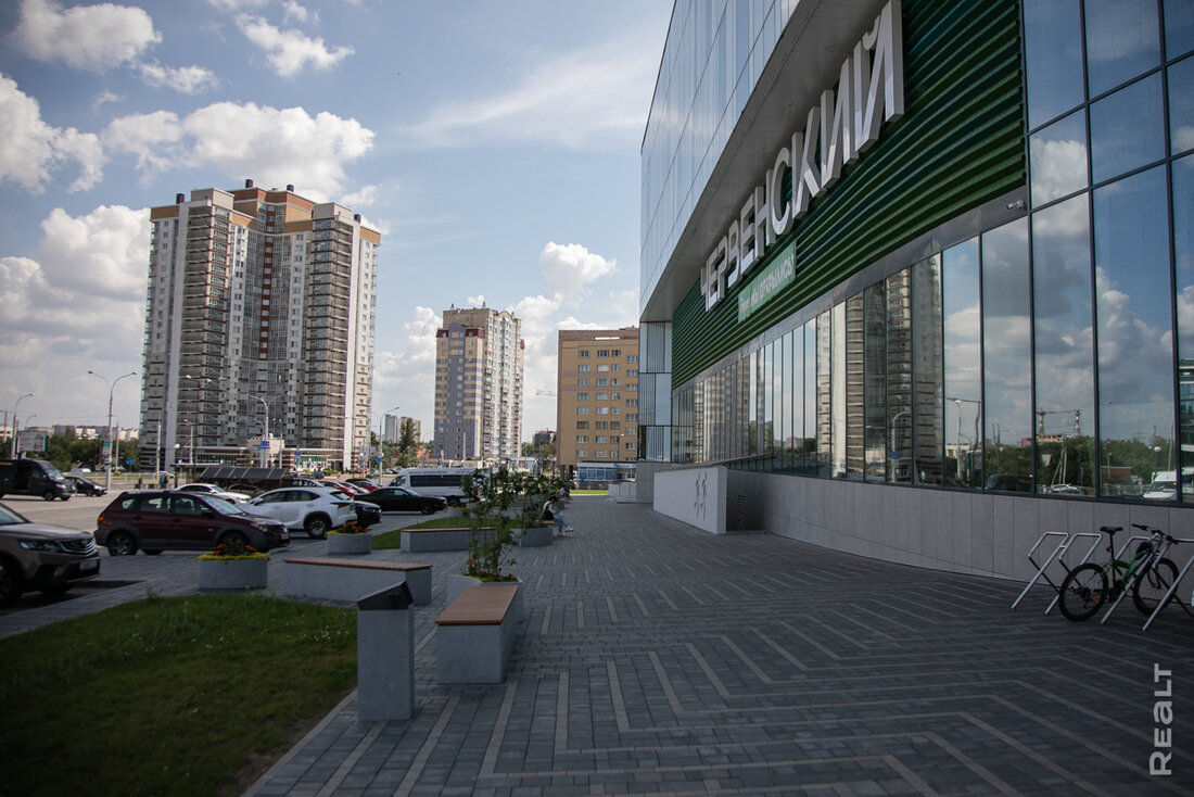 «Квартиры тут покупали айтишники из России». Как живется в высотках у бывшего Червенского рынка