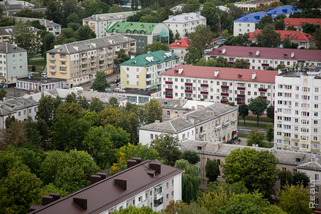 «На стройке работает более 100 человек». Посмотрели, какие виды открываются с новой высотки на Дзержинского