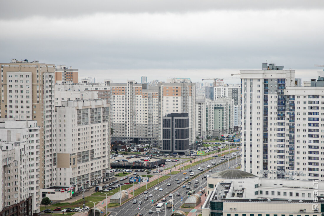 «На стройке работает более 100 человек». Посмотрели, какие виды открываются с новой высотки на Дзержинского