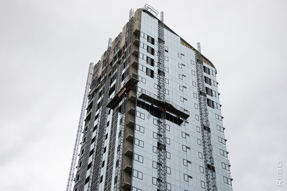 «На стройке работает более 100 человек». Посмотрели, какие виды открываются с новой высотки на Дзержинского