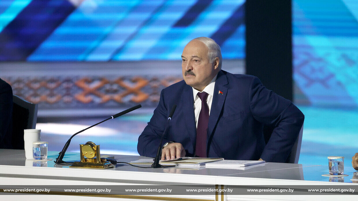 Лукашенко: Как удержать страну, надо думать всем, и все начинается с учителей