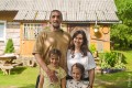 «Полтора года спали на кровати из двери и блоков». Как семья переехала на хутор в 125 км от Минска