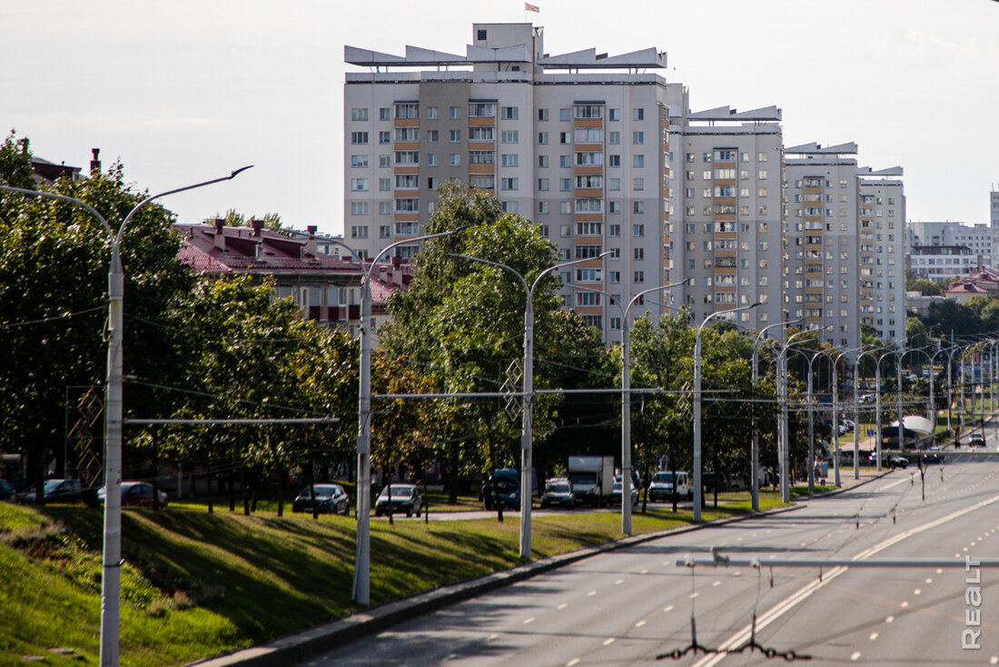 «Столько зелени есть мало в каком районе». Как живется в знаменитых высотках на Партизанском