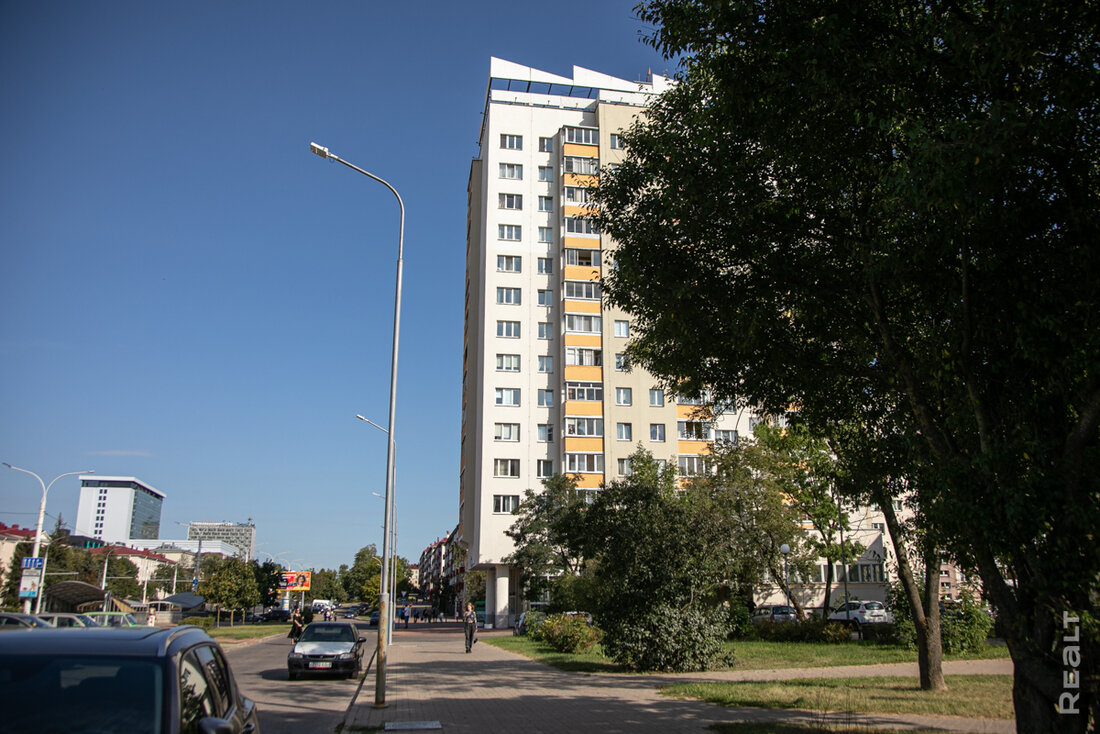 «Столько зелени есть мало в каком районе». Как живется в знаменитых высотках на Партизанском