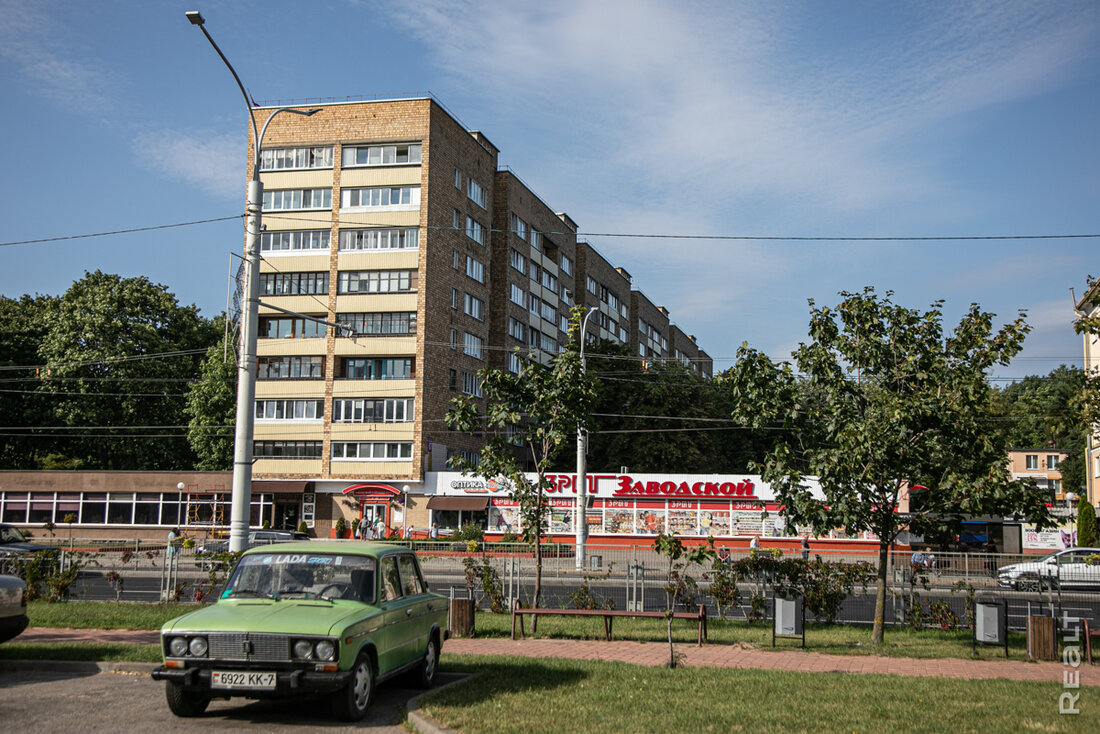 «Столько зелени есть мало в каком районе». Как живется в знаменитых высотках на Партизанском