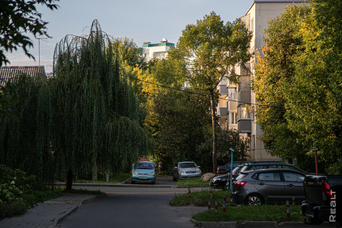 «Один из лучших районов Минска». Как живется в недорогих хрущевках у парка Дружбы Народов