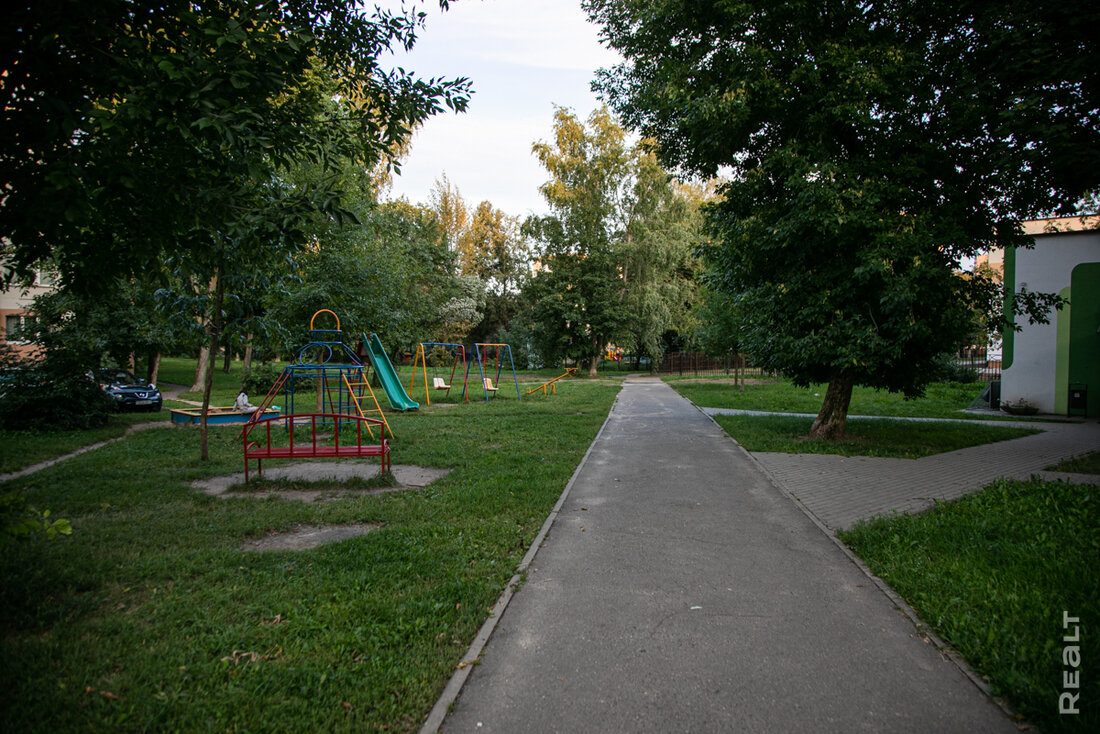«Один из лучших районов Минска». Как живется в недорогих хрущевках у парка Дружбы Народов
