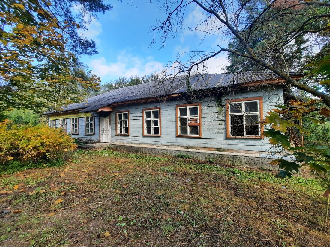 В поселке у Минского моря продают три пустующих здания. Они находятся на территории старинной усадьбы