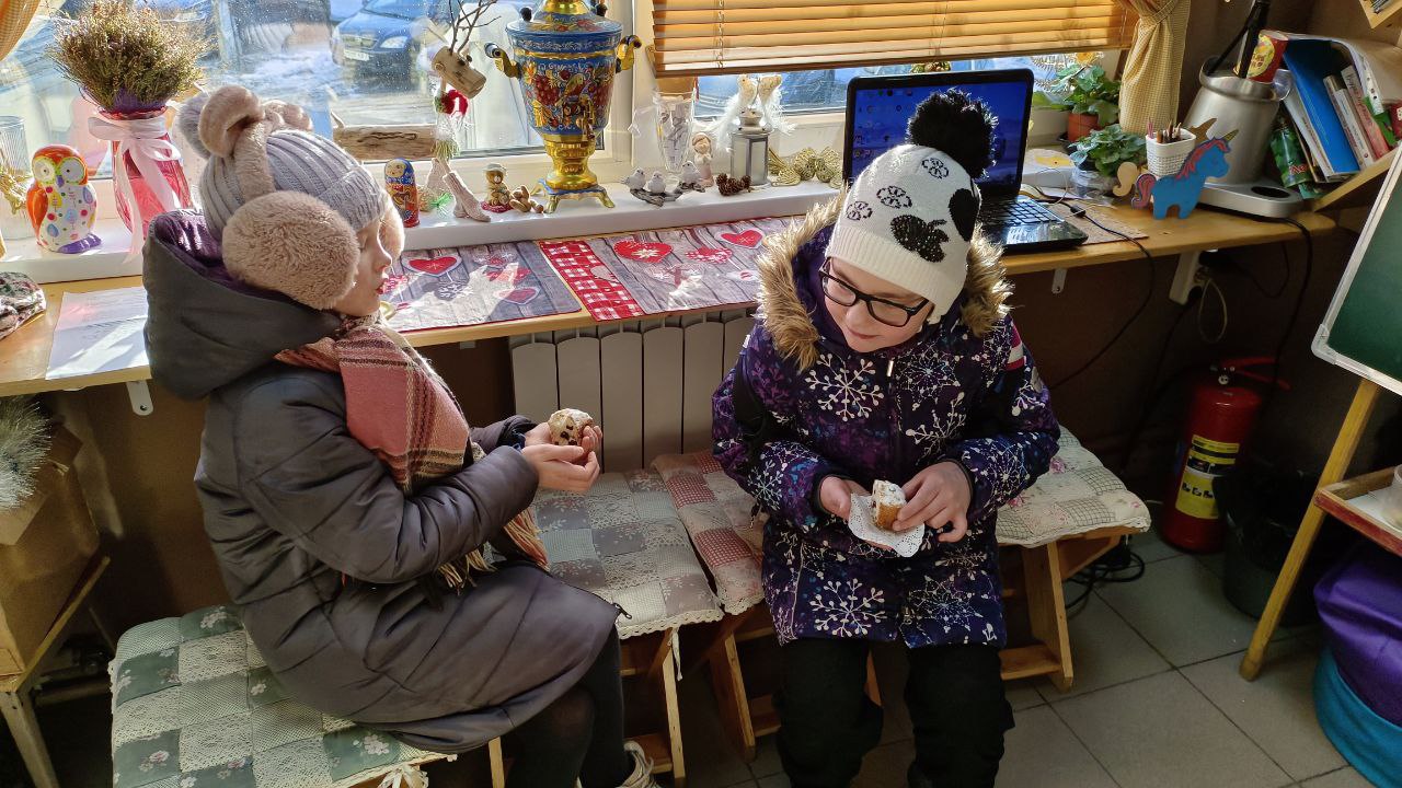 «Некоторым удается открыть кофейню за $ 6000, а мне потребовалось меньше». Бывший хоровой дирижер создала уютное районное пространство на 10 м²