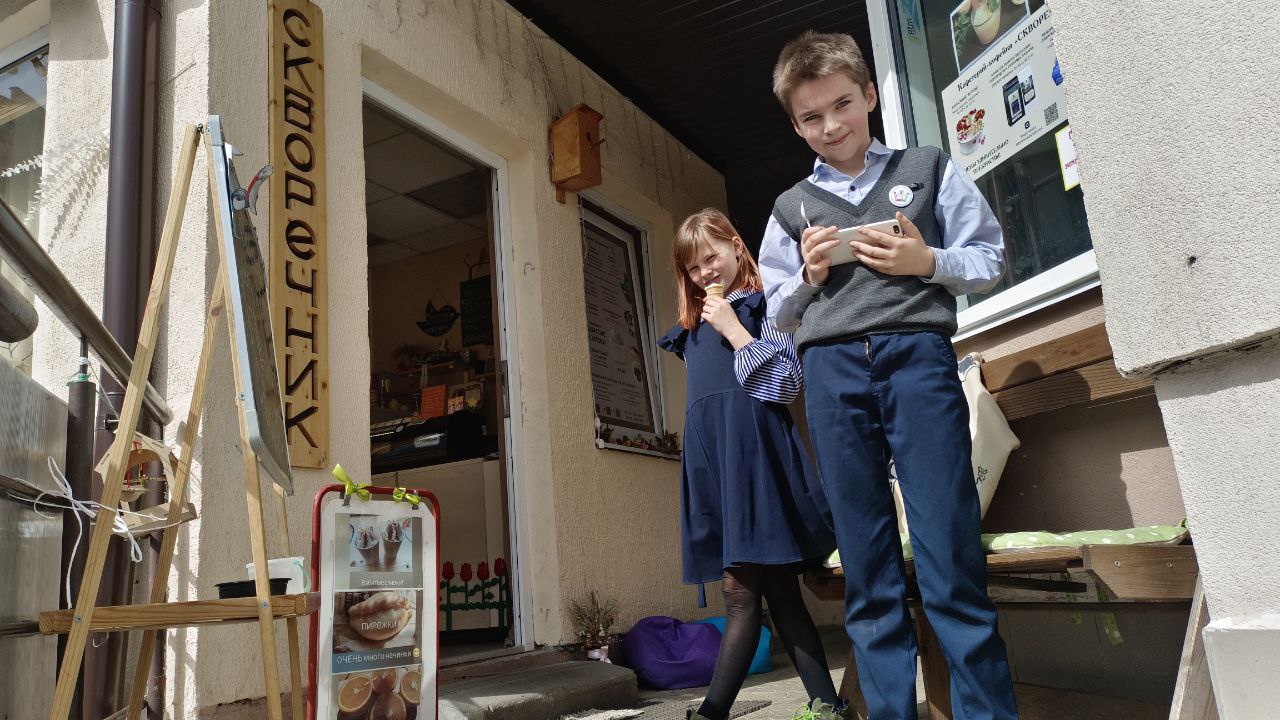 «Некоторым удается открыть кофейню за $ 6000, а мне потребовалось меньше». Бывший хоровой дирижер создала уютное районное пространство на 10 м²