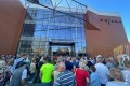 Посмотрите, сколько людей пришло на открытие нового ТЦ в Минске! Такого ажиотажа давно не было
