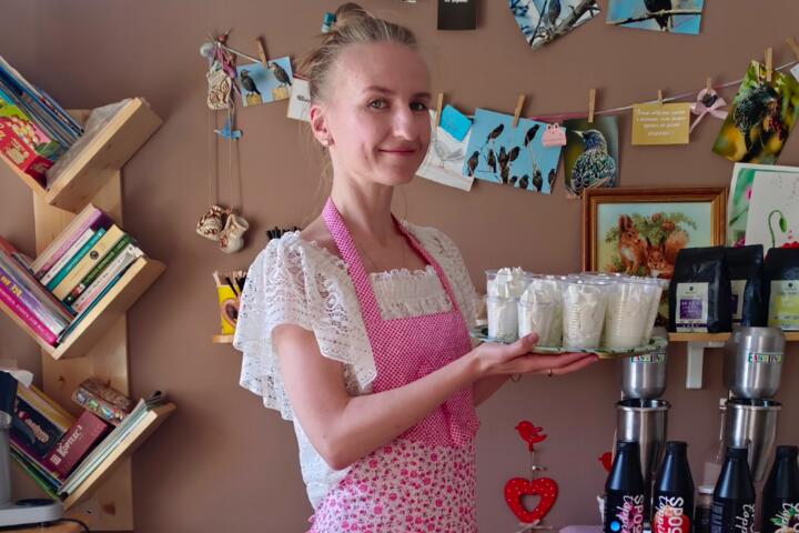 ФОТО: «Я получила немало хейта: „Ты учила детей прекрасному, а встала за прилавок!“». Бывший хоровой дирижер открыла микро-кофейню на 10 м², но мыслит масштабами страны