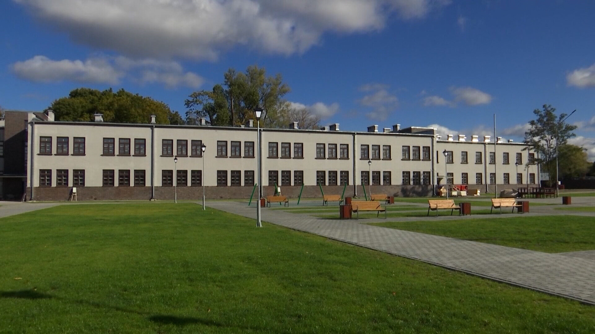 Центр патриотического воспитания молодежи построили в Бресте. Над благоустройством работала хоккейная команда Лукашенко