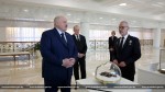Вернувшиеся из Антарктиды полярники подарили Лукашенко минерал возрастом около 4 млрд лет