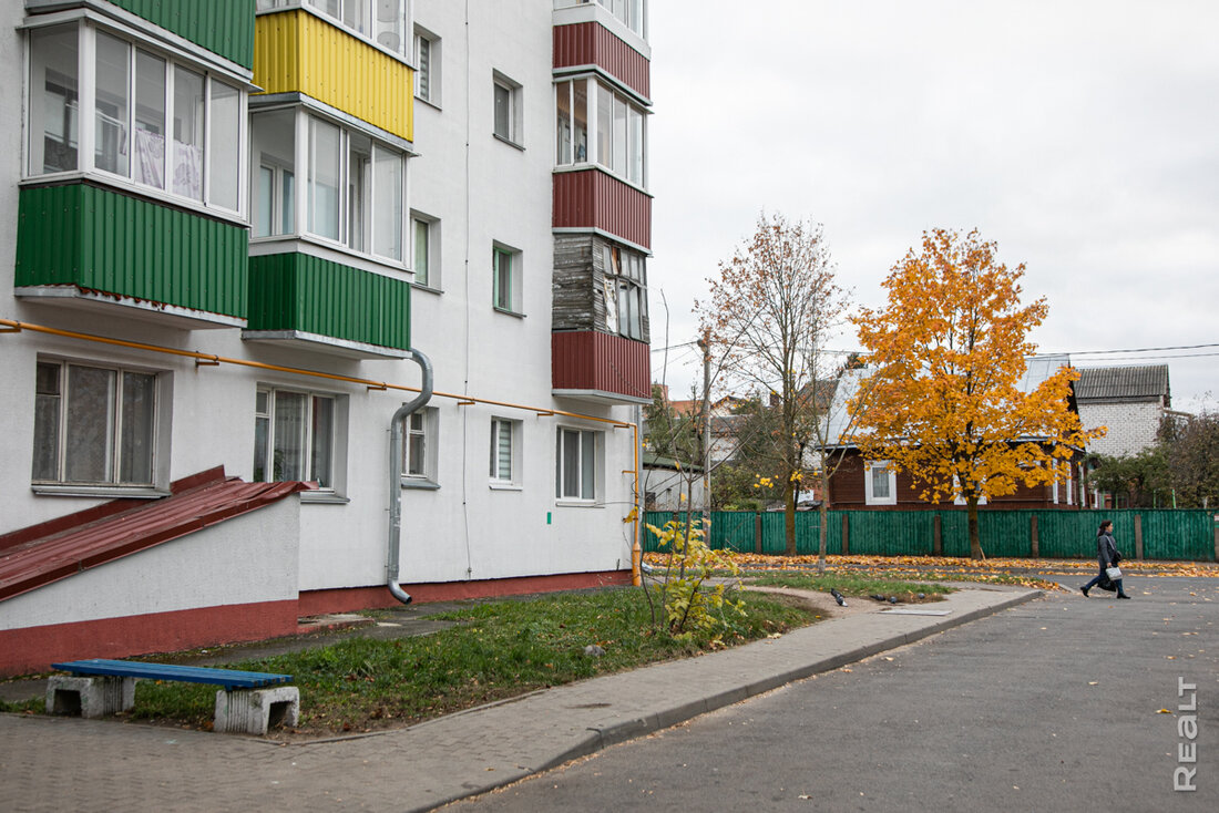 «У нас здесь перевалочная база». Как живут в пятиэтажках с дешевыми квартирами недалеко от ТРЦ Palazzo