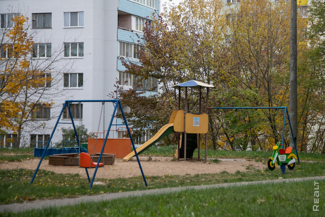 «У нас здесь перевалочная база». Как живут в пятиэтажках с дешевыми квартирами недалеко от ТРЦ Palazzo