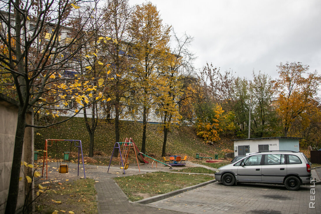 «У нас здесь перевалочная база». Как живут в пятиэтажках с дешевыми квартирами недалеко от ТРЦ Palazzo