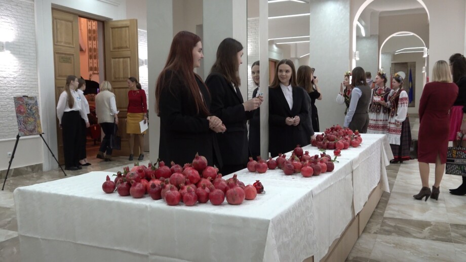 Азербайджанский праздник граната отметили в белорусском вузе: плоды – на столе, в картинах и танцах