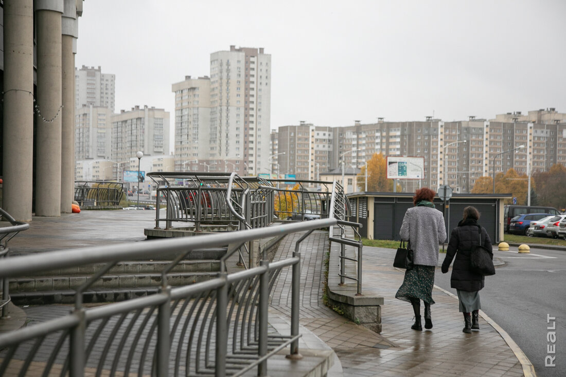 «К нам во двор часто приходят зайцы». Как живется в том самом доме возле светящегося зубра