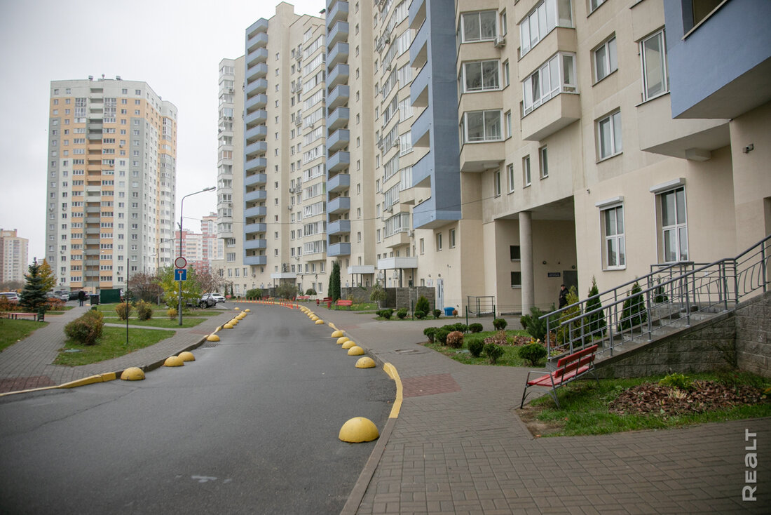 «К нам во двор часто приходят зайцы». Как живется в том самом доме возле светящегося зубра
