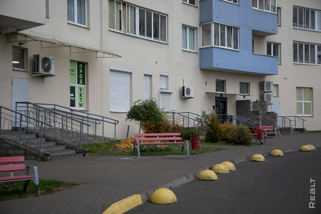 «К нам во двор часто приходят зайцы». Как живется в том самом доме возле светящегося зубра