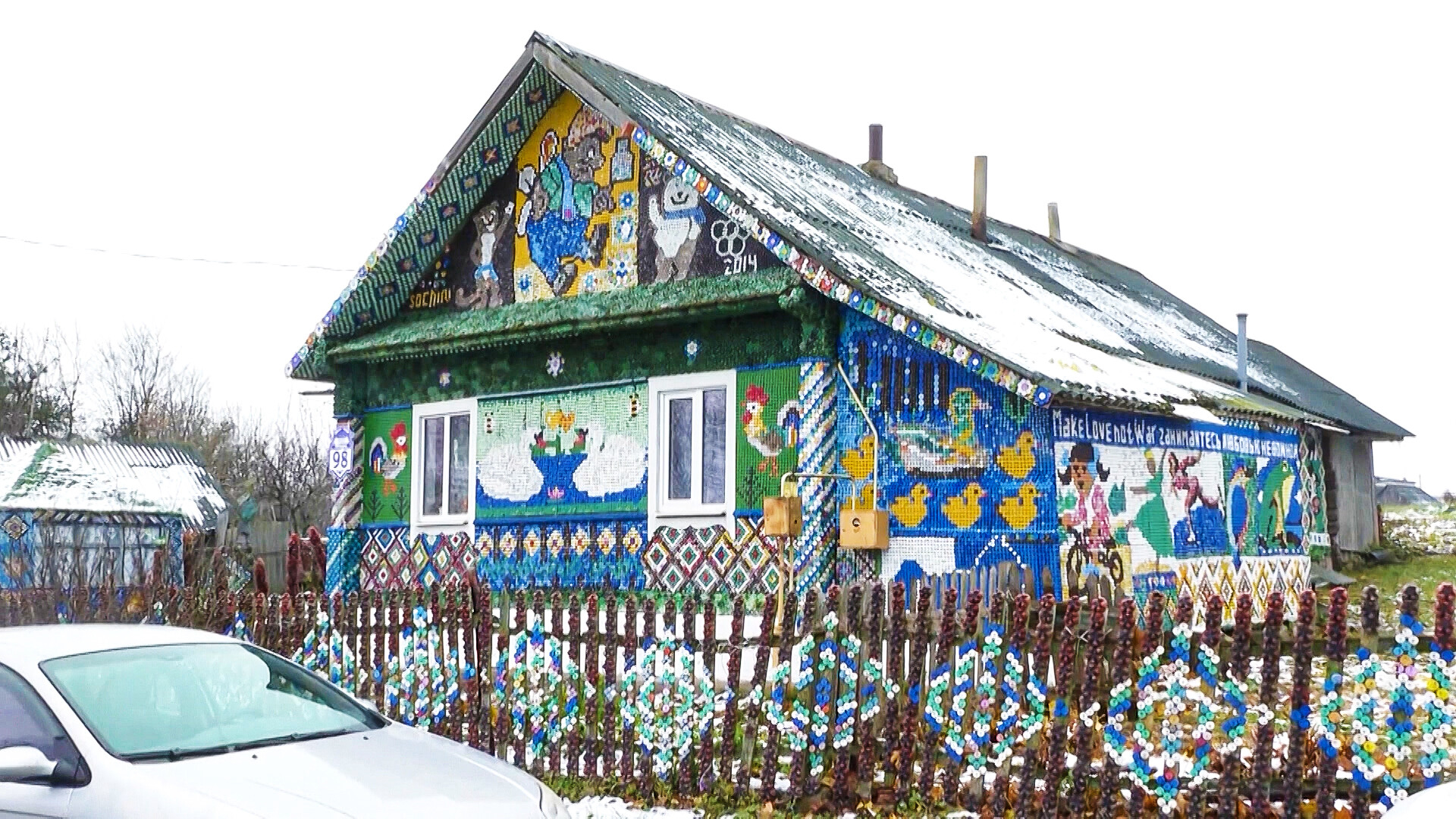 Белорусские пенсионеры украсили свой дом тысячами крышек. На фасаде появились портреты, цветы и орнаменты