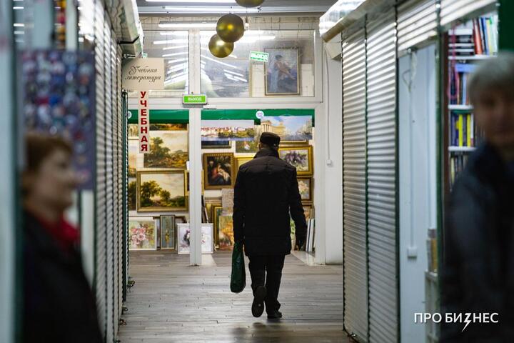 ФОТО: «Мы не родились „ипэшниками“. Каждого привело сюда что-то свое». Кто и что продает в уже полупустом ТЦ «Купаловский» в Минске