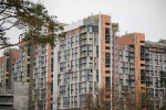Кладут плитку, красят фасад. Как сейчас выглядит престижный ЖК, сроки сдачи которого перенесли
