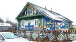 Белорусские пенсионеры украсили свой дом тысячами крышек. На фасаде появились портреты, цветы и орнаменты