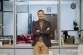 «80% наших посетителей — женщины». Бывший телеведущий ушел в логистику, а потом вообще открыл бар в стиле 90-х
