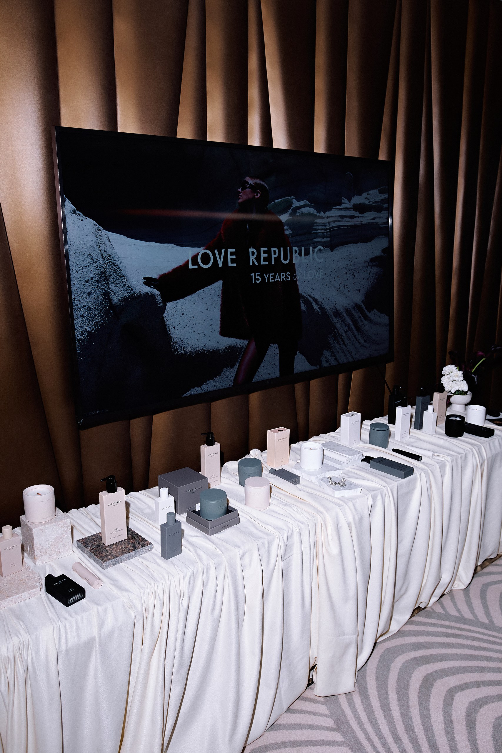 Импровизированный LOVE REPUBLIC HOTEL открыл свои двери, чтобы вместе с гостями отпраздновать официальное открытие в Беларуси