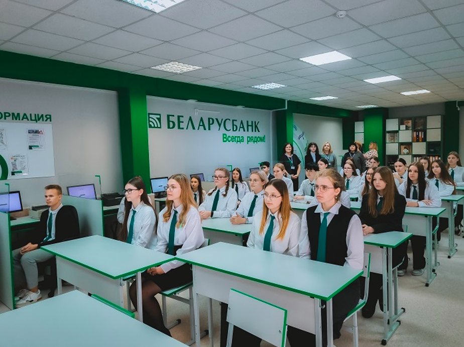«Не нанимать суперзвезд, а выращивать своих». Кейс банка о том, как работать с молодыми специалистами