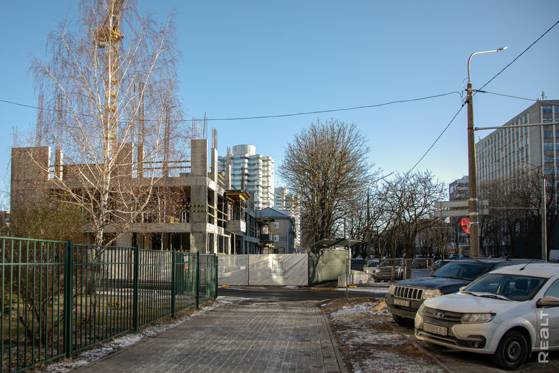 «Квартиры поступят на аукцион». Посмотрели, что строят на месте снесенных малоэтажек в районе Комаровки